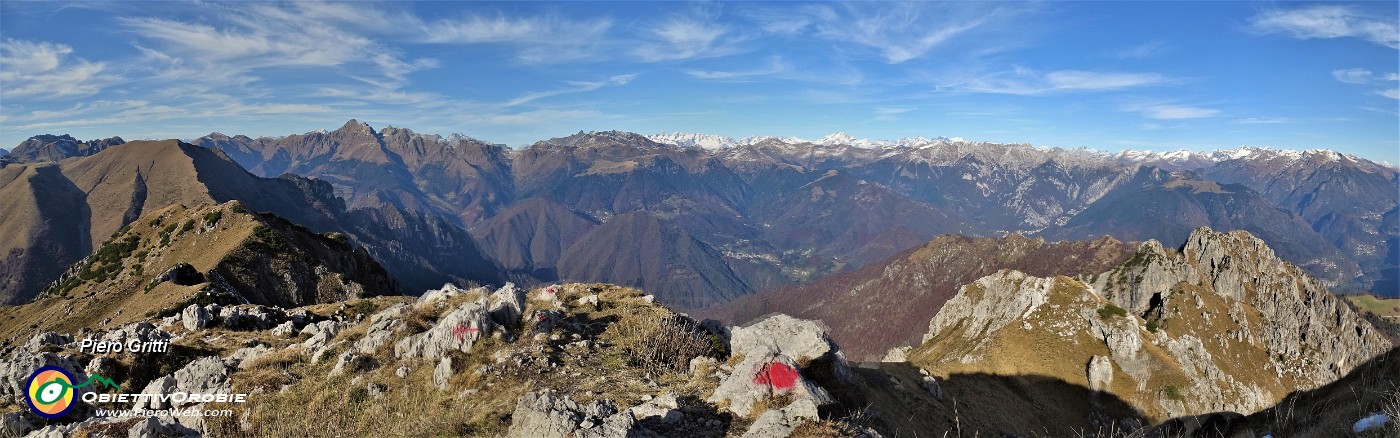 70 Dalla vetta del Venturosa verso le Orobie e le Alpi.jpg